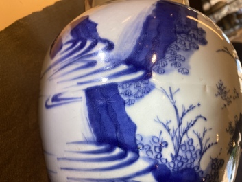 Un pot couvert en porcelaine de Chine en bleu et blanc &agrave; d&eacute;cor de figures dans un paysage, &eacute;poque Transition